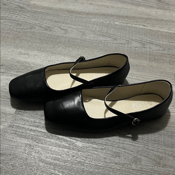 Elegant Black Mary Jane Flats - Picture 3 of 9